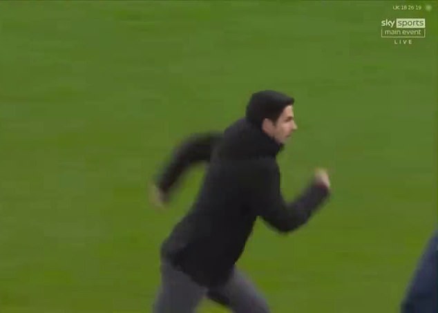 Mikel Arteta had to chase Granit Xhaka to prevent him from colliding with the Tottenham players