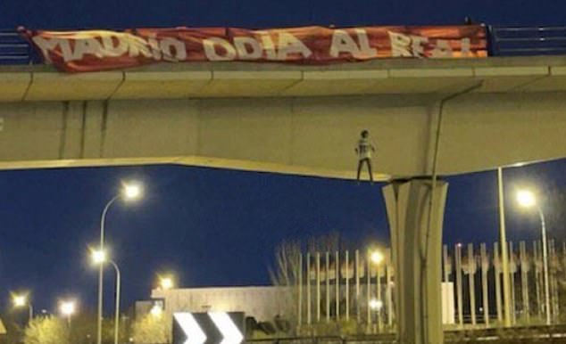 Atlético fans hung a mannequin with Vinicius Jr's shirt from a bridge at the Real Madrid training ground