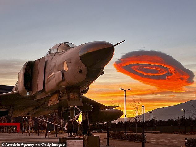 The cloud was photographed over the Gokmen Aerospace Training Center (GUHEM) in Bursa in the early hours of this morning