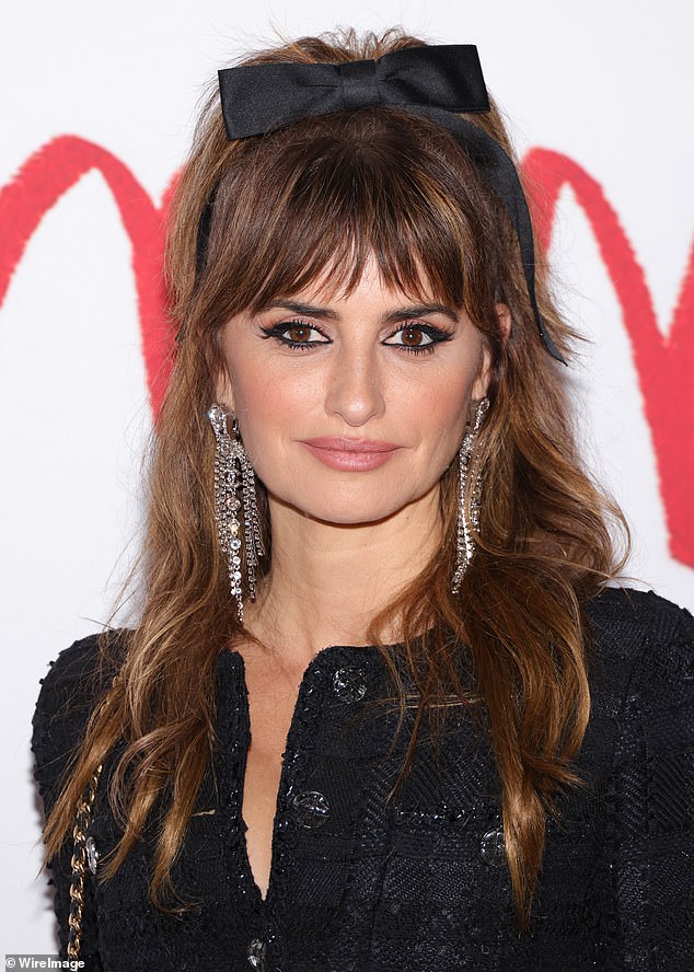 Penélope Cruz's soft and minimalist makeup at the 'L'Immensita' photocall was completed with a strong winged eye