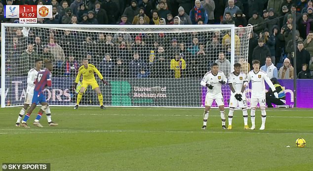 Manchester United only opted to have a three-man wall for Michael Olise's equalizing free kick