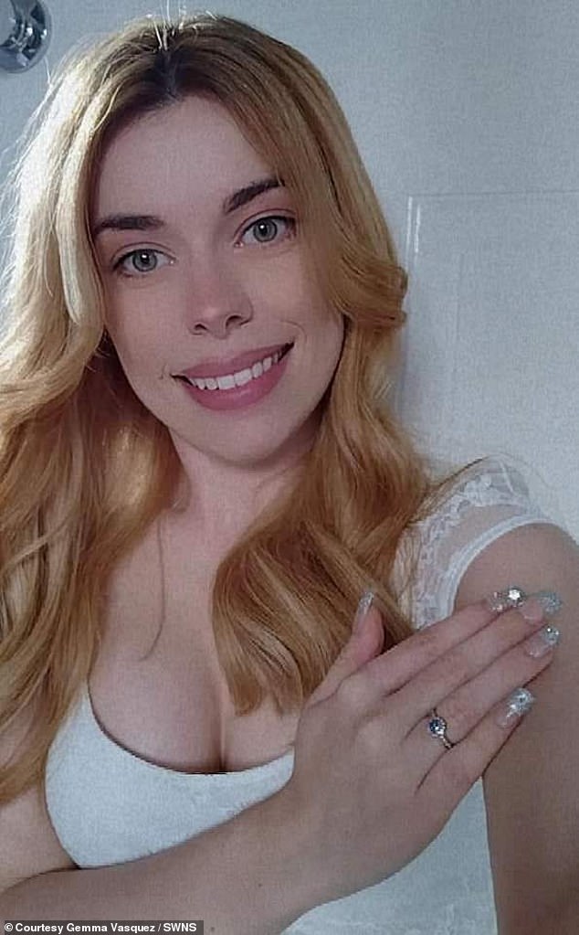 Gemma Vásquez met her husband Leonel through her mother, who is her Spanish teacher.  In the photo: the newlywed shows her engagement ring last year