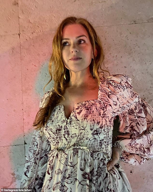 Isla Fisher has mocked Prince Harry's claims that his brother William broke his necklace after the couple fought over Meghan Markle.