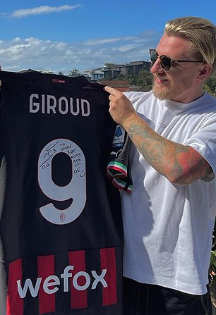 Cummings poses in his AC Milan jersey