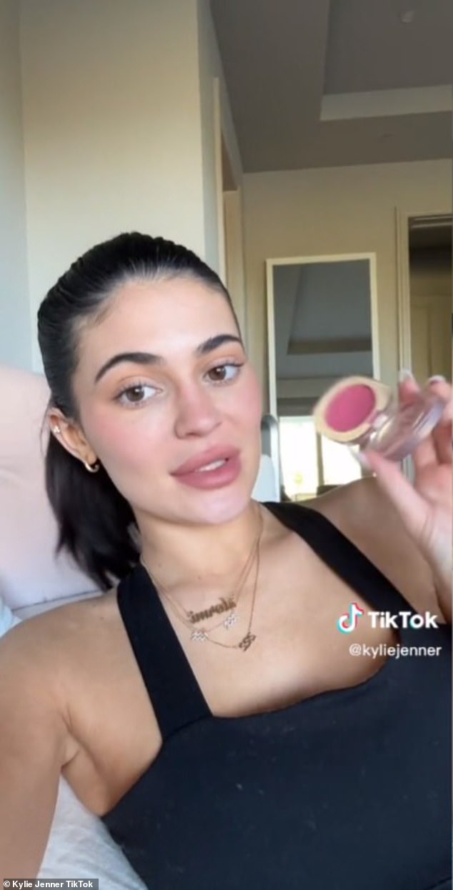 frill Rosefarve tirsdag Kylie Jenner honors her two kids with personalized necklaces during  everyday makeup tutorial