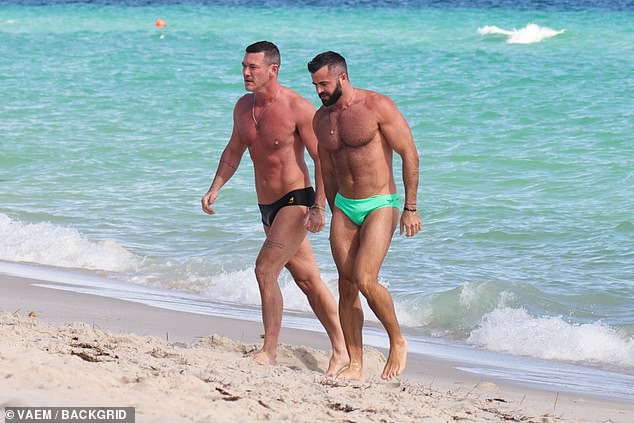 beach girls!  Luke Evans and his boyfriend Fran Thomas looked as close as ever when they hit the beach in Miami to soak up the winter sun on Sunday.