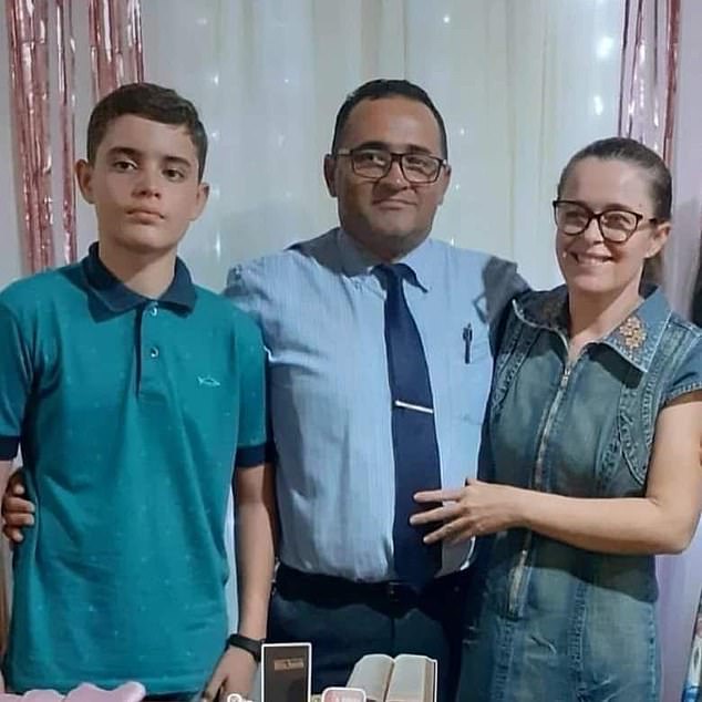 Pastor Felisberto Sampaio (center) and his wife Inalda Sampaio (right) died last Tuesday after they tried to rescue their son Ian Sampaio (left) from drowning on a beach in Paraíba, Brazil.