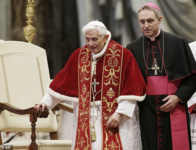 The personal secretary of Pope Benedict XVI, Archbishop Georg Gaenswein, has written a revealing book that will reveal the mysteries and scandals that tarnished the pontiff's reputation.