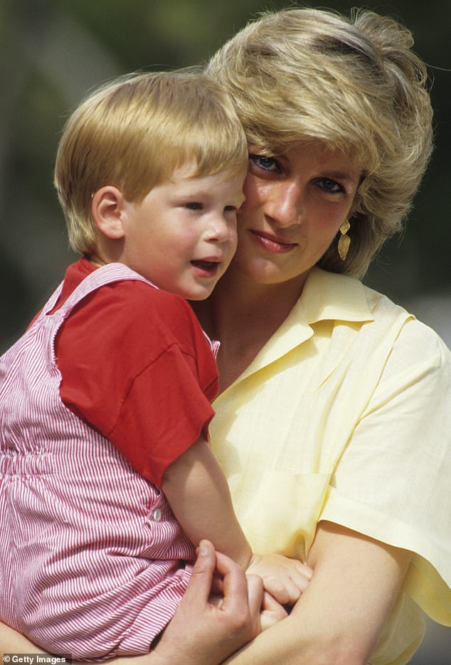 The 38-year-old Duke of Sussex wrote in an excerpt ahead of the publication of his memoir, Spare, that he asked to be led through the Alma underpass, where Princess Diana died on August 31, 1997, going to the same speed as your car at the time of the accident that caused your death.  Photo with Diana in Mallorca in August 1987