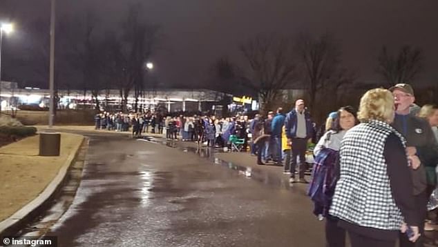 Thousands of mourners have descended on Graceland on Sunday morning for Lisa Marie Presley's funeral.