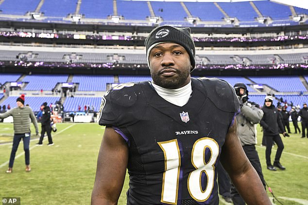 Baltimore Ravens linebacker Roquan Smith (18) lines up for the play during  an NFL football game against the Cincinnati Bengals, Sunday, Jan. 8, 2023,  in Cincinnati. (AP Photo/Emilee Chinn Stock Photo - Alamy