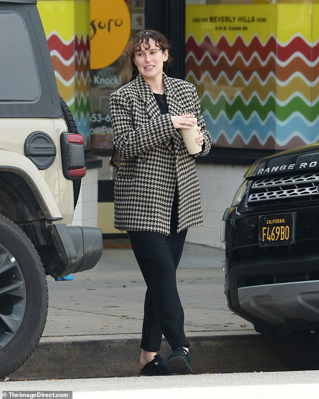 Maternity style!  Rumer Willis covered her tummy in style as she treated herself to some fresh-squeezed juice in Los Angeles on Thursday.