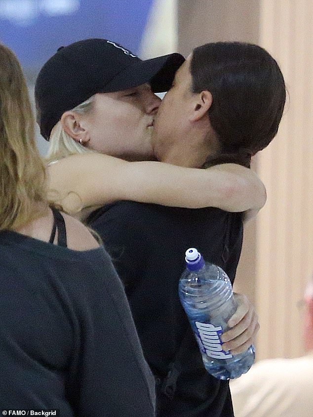 Australian soccer star Sam Kerr and his American girlfriend Kristie Mewis looked smitten as they shared a passionate kiss at Perth airport before Kerr headed to London to join his Chelsea teammates.