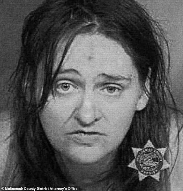 A homeless Oregon woman, Brianna Lace Workman, 32, has been arrested and charged with pushing a three-year-old girl onto a train track in a shocking moment captured on video as the city's homeless crisis continues. .