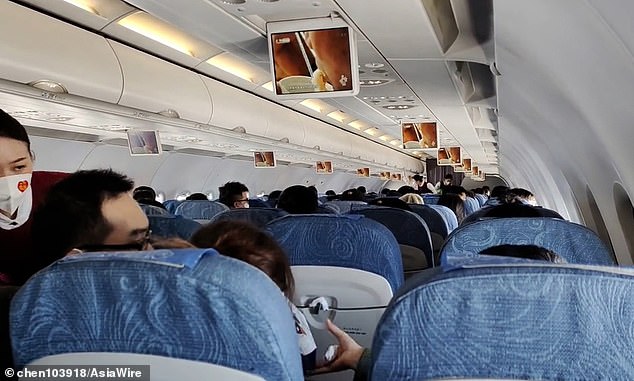 Air China flight CA8524, travelling from Xi'an to Wenzhou, encountered strong air currents while flying at a high altitude