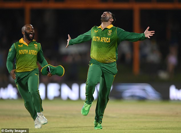 England poorly collapsed from 146-0 to 271 as South Africa won the first ODI by 27 runs