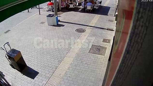 The accident happened yesterday morning in the tourist hotspot Corralejo on a café terrace