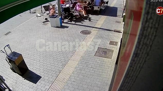 The car can be seen pulling into a café terrace in the tourist hotspot of Corralejo