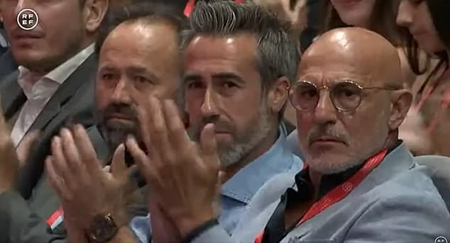 De La Fuente Rubiales was seen applauding after the latter declared he would not resign but has now criticized the president's actions