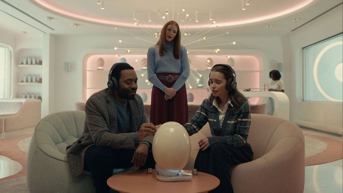 (LR) Chiwetel Ejiofor, Rosalie Craig and Emilia Clarke sit around a small egg-like device in The Pod Generation.