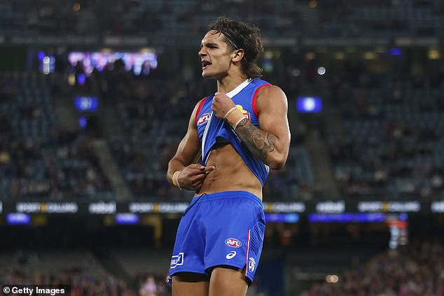 The Bulldogs' Jamarra Ugle-Hagan recreates iconic Nicky Winmar moment, pointing to his skin after allegedly being racially abused earlier this season