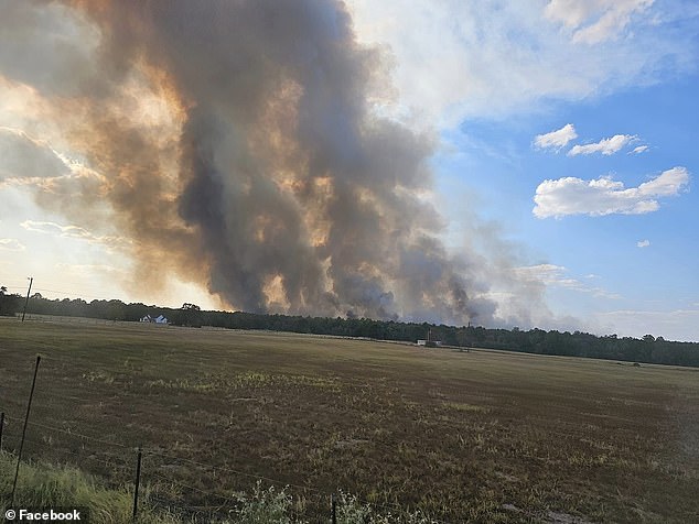 The large fire currently covers an area of ​​900 football fields and started Friday afternoon