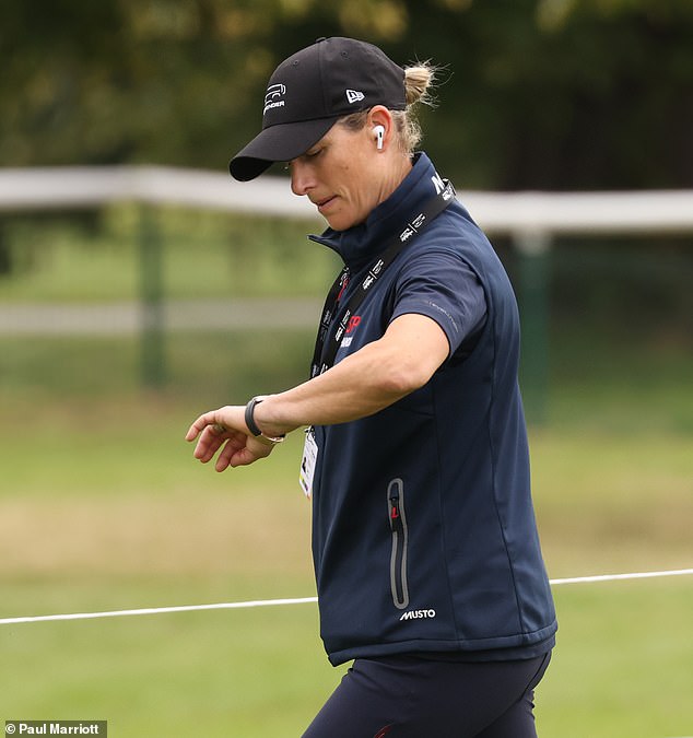 The mum-of-three paired the short-sleeved zip-up jacket with matching breeches and wore a simple pair of black trainers for the early start