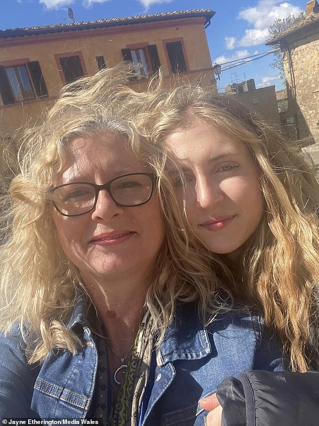 The mother and daughter promised to spend some quality time together and swim every day