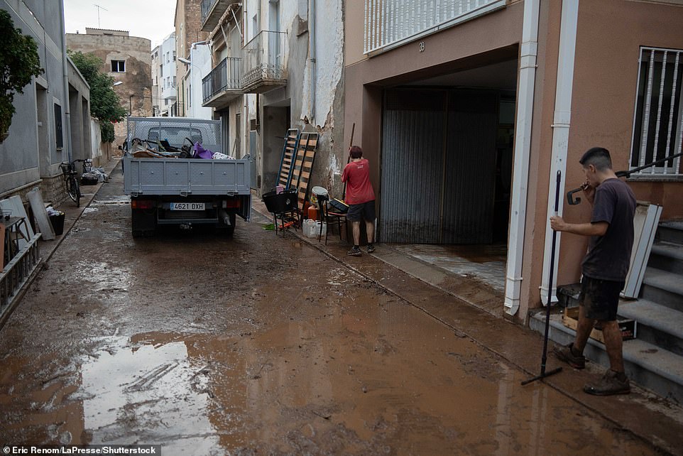 In the municipality of Santa Barbara, the river has flowed through the city center, flooding garages and the ground floors of homes