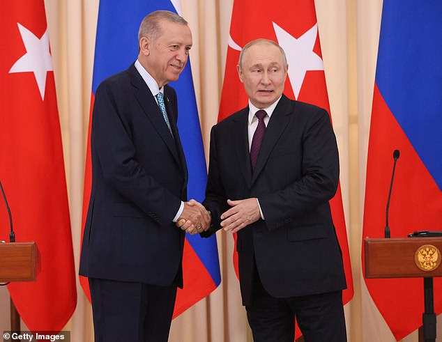 1693844107 813 Turkeys President Erdogan declares war with Russia thanks to an