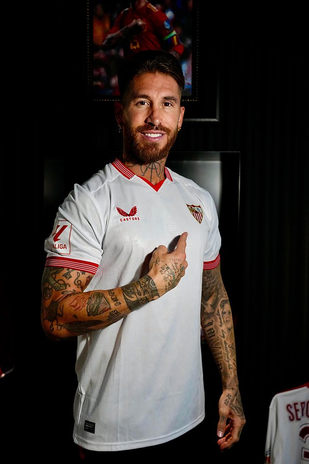 The defender will wear shirt number 35, previously number 5 at Sevilla