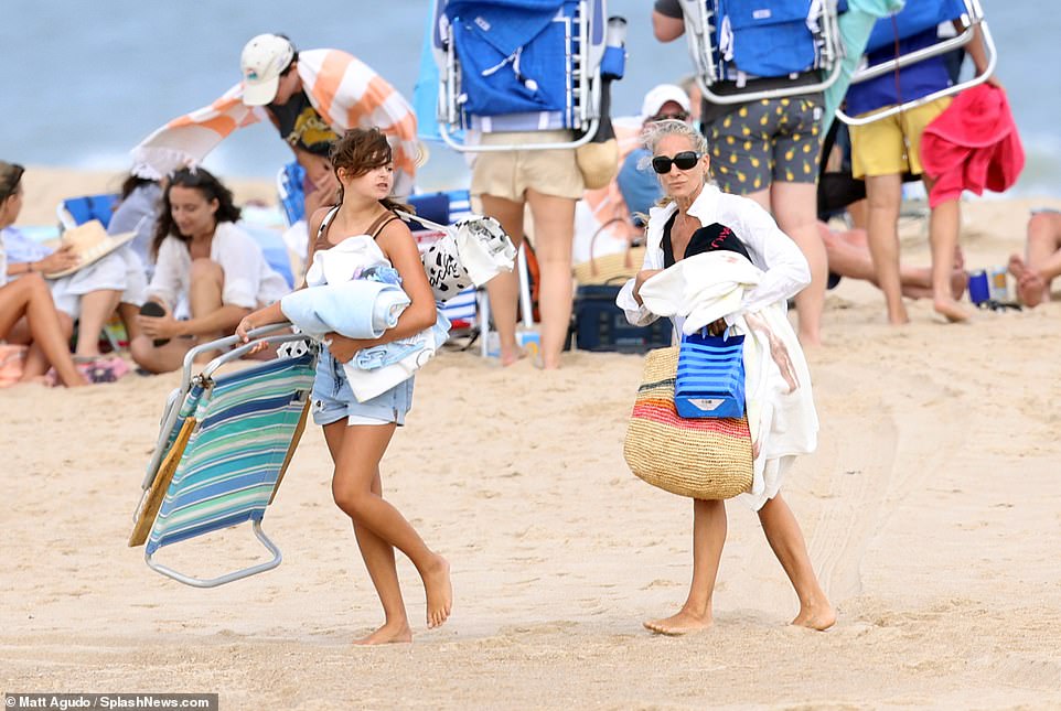 Walking in the sand: The Hocus Pocus alumna was spotted walking onto the beach and putting up an umbrella with her daughters