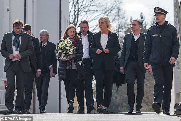 Ulrike Scharf (third from right), Minister of Family Affairs, leaves the Center for Child and Youth Care together with Bavarian State Parliament Member Martin Schöffel to lay flowers in front of the facility in April