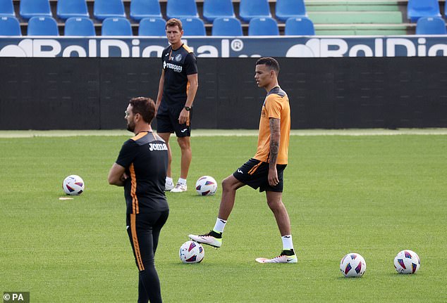 The player (center) will be presented as a Getafe player on Tuesday evening after his deadline-day move