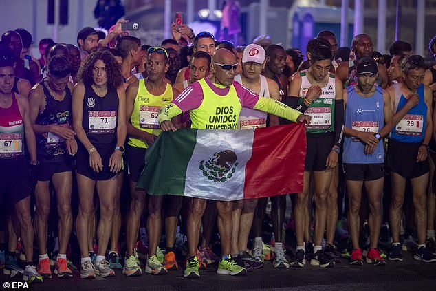 More than 30,000 runners appeared at the start of the 40th edition of the marathon on August 27