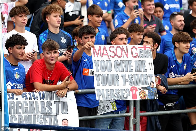 Getafe supporters asked the player for his shirt and chanted his name at his unveiling