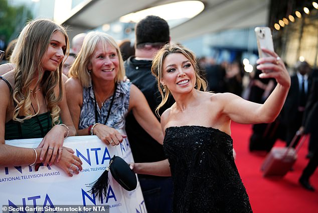 At one point, Dannii stopped to pose for a photo with some adoring fans as she entered the venue