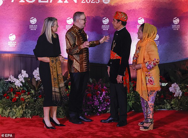 Mr. Albanese and Mrs. Haydon were greeted by Joko Widodo and Indonesian First Lady Iriana