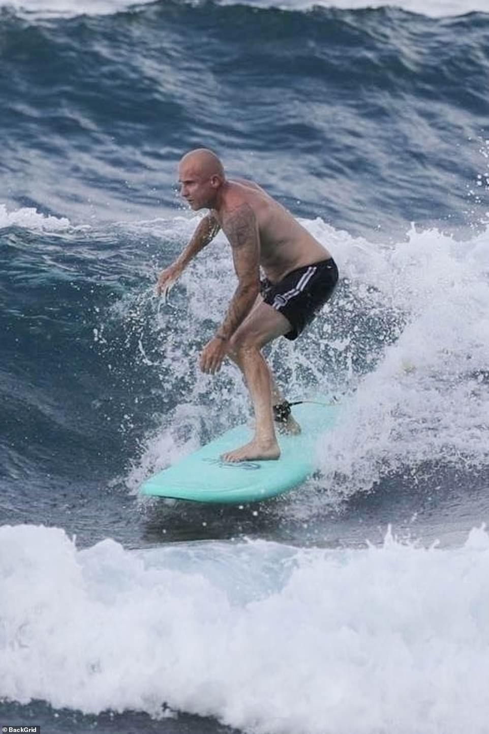 This Hollywood man has some important skills: the TV star seemed quite adept at surfing the waves in Hawaii