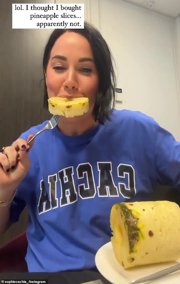 Fortunately, Sophie found the humor in the situation and laughed cheekily as she placed the frozen pineapple chunk on a plate, sliced ​​it with a knife, and then pretended to eat it.