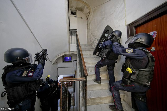 Special police forces carry out raids in the Spanish neighborhoods of Naples, Italy, on Thursday as part of the crackdown on the mafia