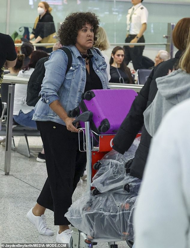 She completed her look with a pair of white sneakers and wore a black watch