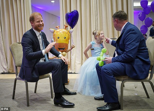 The Duke then played with a giraffe balloon and showed Poppy its rotating head, prompting the boy to pick it up and play with it.