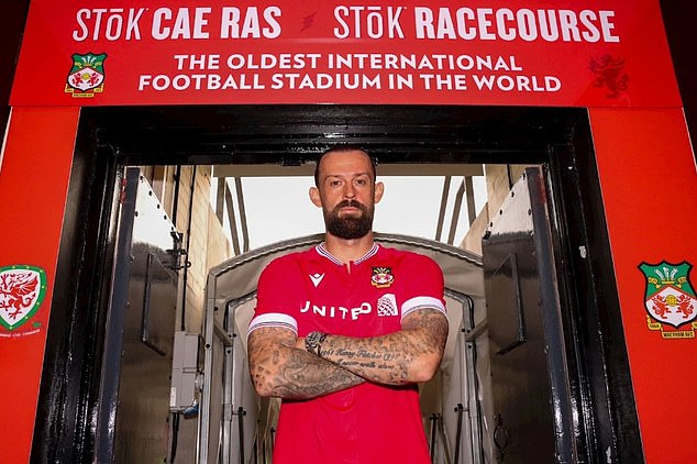 Steven Fletcher has signed a one-year contract for Wrexham until the end of the season