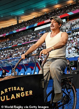 Jean Dujardin arrived at the arena to hand out baguetes, one of which he used as a rugby ball