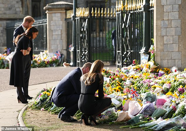 During the walk, the royal family inspected the sea of ​​floral tributes laid outside the gates of the Berkshire estate in tribute to the late Queen