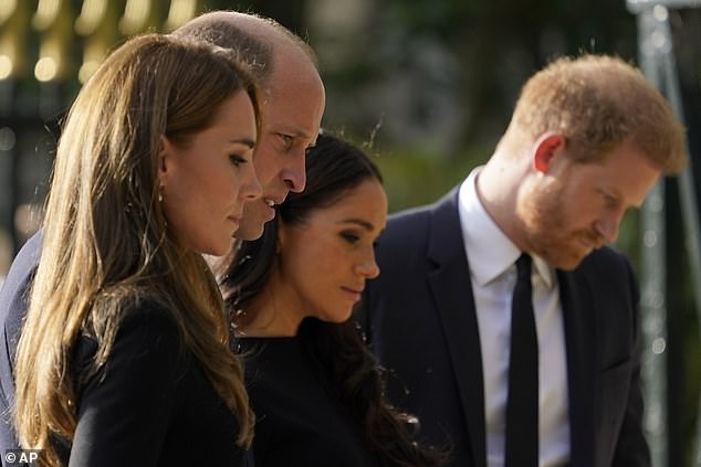 During the walkabout, the four of them sometimes split up to greet and speak to the audience individually