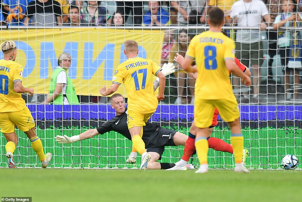 Ukrainian talisman Oleksandr Zinchenko (center) scored the opening goal after 26 minutes after a brilliant counter-attack