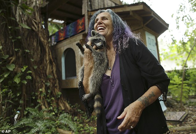 She also shares her country home with her pet raccoon named Coonie