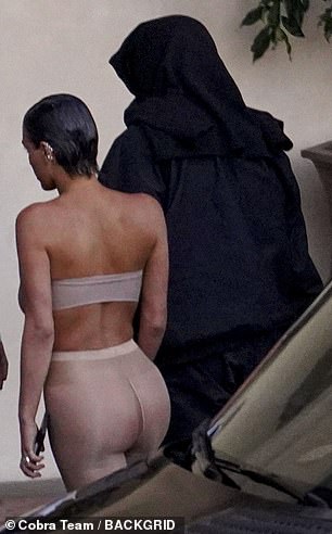 The beauty exposed her toned back